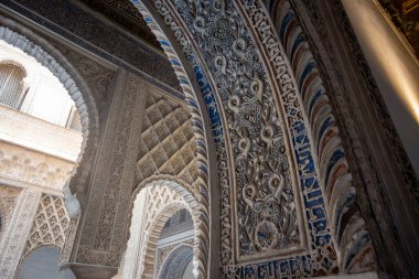 İspanya 'nın eski tarihi Endülüs kasabası Seville' deki saray duvarlarına oyulmuş süs. Evlere, sokaklara, binaların mimari detaylarına bak. Seyahat hedefi.