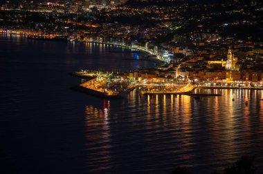 Fransız Rivierası 'nda gece manzarası, Menton' un eski şehir ışıkları ve mavi Akdeniz 'de Fransız-İtalyan sınırı, Monaco, Monte-Carlo, seyahat yeri, panoramik deniz manzarası