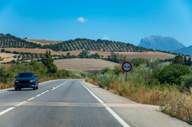 Dağ yollarında araba kullanmak, yaz mevsiminde ulusal park la Sierra de Grazalema, İspanya 'nın Endülüs beyaz köyleri turistik rotası