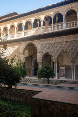 İspanya 'nın eski tarihi Endülüs kasabası Seville' deki saray duvarlarına oyulmuş süs. Evlere, sokaklara, binaların mimari detaylarına bak. Seyahat hedefi.