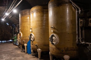 Hasattan sonra, mağaralardaki kilitlerle ilk fermantasyon devam ediyor, Moezel, Mosel nehri kıyısındaki Lüksemburg 'un güney kesiminde geleneksel köpüklü şarap üretim metodu. Şarap turu.