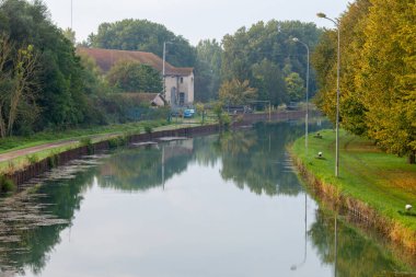 Conde-sur-Marne, yeşil Marne nehri manzaralı. Şampanyada sonbahar şarabı Epernay, Fransa yakınlarında bölge yapıyor. Şampanyayla seyahat, Grand Est.