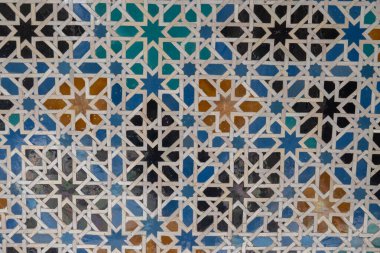 Eski şato, Sevilla ya da Granada, Endülüs, İspanya 'daki süslü renkli ortaçağ seramik duvarları. Arapça mudejar stili süsleme arkaplan duvar kağıdı