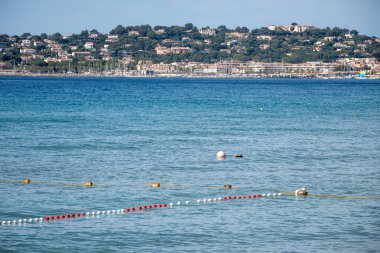 Cavalaire-sur-Mer ve La Croix-Valmer yakınlarındaki Plage du Debarquement beyaz kumlu sahilinde kristal berrak mavi su ve tekneler üzerinde sabah manzarası, Fransız Riviera, Var, Fransa 'da yaz tatili