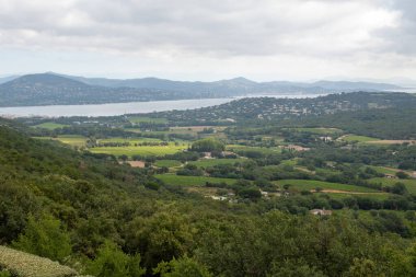 Yukarıdan Fransız Rivierası manzarası, tepeler, evler ve yeşil üzüm bağları Cotes de Provence, Saint-Tropez yakınlarındaki gül şarabı üretimi, Gassin, Pampelonne plajı, Var, Fransa