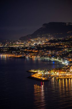 Fransız Rivierası 'nda gece manzarası, Menton' un eski şehir ışıkları ve mavi Akdeniz 'de Fransız-İtalyan sınırı, Monaco, Monte-Carlo, seyahat yeri, panoramik deniz manzarası