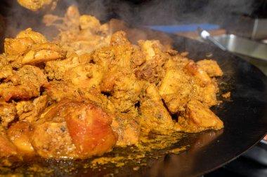 Londra, İngiltere 'de haftalık yiyecek pazarında sokak yemekleri, shawarma ya da kebap için ızgaradan baharatlı et parçaları.