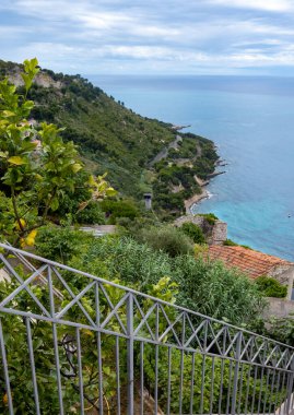 San-Remo yakınlarındaki Ventimiglia, Grimaldi köyündeki Fransız-İtalyan sınırından İtalyan Riviera ve mavi Akdeniz 'e renkli manzara, seyahat yeri, panoramik manzara, evler ve bahçeler