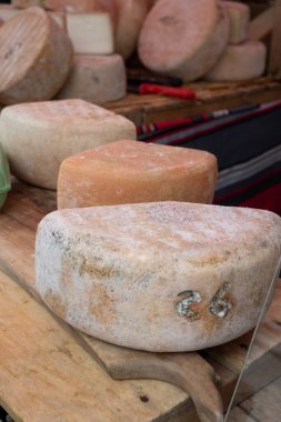 Biarritz, Fransa, Bask Bölgesi ve Pireneler 'de satılık koyun, inek ve keçi peyniri, Tomme, Fermier Brebis, çiftçi organik peynir