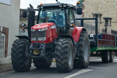 Cramant ve Avize yakınlarındaki Grand Cru üzüm bağlarından hasat. Fransa 'nın Şampanya Bölgesi. Cote des Blancs 'ın beyaz şarap üzümünü sıkmak için kutularda üzüm topluyorum.