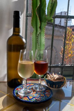 Sherry fino, manzanilla, olorosso şarabı, Jerez de la Frontera, Cadiz, Endülüs, İspanya 'nın eski kesimindeki Endülüs evinde servis edilen palomino beyaz üzümünden yapılmış güçlendirilmiş şarap.