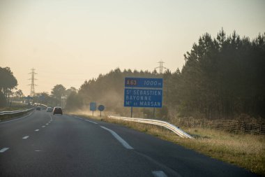 Yol tabelaları ve yönler, yazın Fransız yolunda araba kullanmak, turistlerin uğrak yerleri Fransız şehirleri ve köyleri, Fransa 'da farklı türde yollar, ulaşım ve trafik sıkışıklığı sorunları