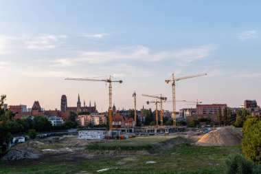 Geliştirme ve inşaat işleri, Promenada Bastionami, Gdansk City, Polonya 'da güneşli yaz günlerinde görülen yeni binalar.