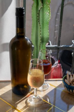 Sherry fino, manzanilla, olorosso şarabı, Jerez de la Frontera, Cadiz, Endülüs, İspanya 'nın eski kesimindeki Endülüs evinde servis edilen palomino beyaz üzümünden yapılmış güçlendirilmiş şarap.