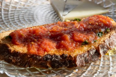 Geleneksel Endülüs kahvaltısı terasta ekmek kızartmaları, taze domates sosu ve zeytinyağı, Sevilla, Endülüs, güney İspanya