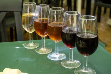 Beş fıçı şarap, fino, manzanilla, olorosso, amontillado, pedro ximenez jerez şarapları eski meyhanede, şarap tatma, Sanlucar de Barrameda, Cadiz, Endülüs, İspanya