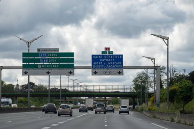 Yol tabelaları ve yönler, yazın Fransız yolunda araba kullanmak, turistlerin uğrak yerleri Fransız şehirleri ve köyleri, Fransa 'da farklı türde yollar, ulaşım ve trafik sıkışıklığı sorunları