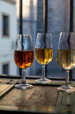 Şarap tatma, fino, olorosso, amontillado, kremalı Jeremy Sherry. Jerez de la Frontera, Cadiz, Endülüs, İspanya 'da palomino beyaz üzümünden yapılmış.