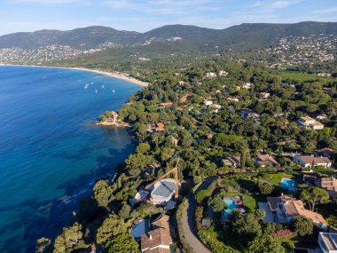 Botlardaki hava manzarası, Plage du Debarquement 'in berrak mavi suyu Cavalaire-sur-Mer ve La Croix-Valmer yakınlarındaki kumlu plaj, Fransız Riviera, Var, Provence, Fransa yaz tatili