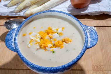 Bahar mevsimi, çiğ beyaz kuşkonmazdan ev yapımı krema çorbası pişmiş yumurta, yeni Hollanda hasadı, Alman beyaz kuşkonmazı.