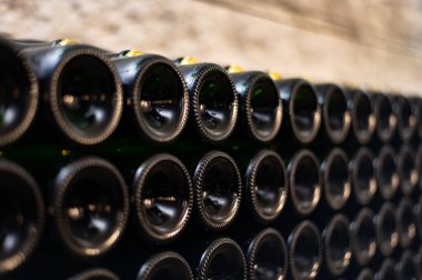 Mağaralardaki şişelerde ikinci fermantasyon, Moezel, Mosel nehri kıyısındaki Lüksemburg ülkesinin güney kesiminde geleneksel köpüklü şarap üretim metodu. Şarap turu.