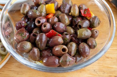 Kavanozda turşu ve marine edilmiş zeytin, Lezzetli İtalyan aperatifleri, anti-pastalar, tapas