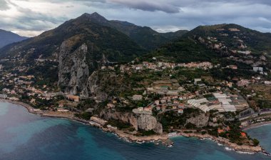 San-Remo yakınlarındaki Grimaldi köyü, Ventimiglia 'daki Fransız-İtalyan sınırından görüldüğü üzere İtalyan Riviera ve Mavi Akdeniz' e ait hava manzarası, yukarıdan gelen seyahat güzergahı, panoramik manzara