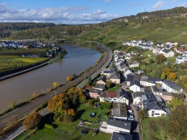 Nittel, Rhineland-Palatinate, Almanya çevresindeki teraslı üzüm bağlarının ve Machtum, Lüksemburg 'daki üzüm bağlarının sonbaharda Moselle Nehri boyunca uzanan manzarası.