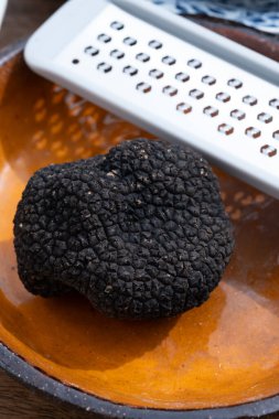 Lezzetli mantarlar, İtalya 'dan taze siyah mantar mantarı ve lezzetli aromalı mantar yemekleri yapmak için rende.