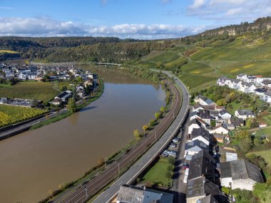 Nittel, Rhineland-Palatinate, Almanya çevresindeki teraslı üzüm bağlarının ve Machtum, Lüksemburg 'daki üzüm bağlarının sonbaharda Moselle Nehri boyunca uzanan manzarası.