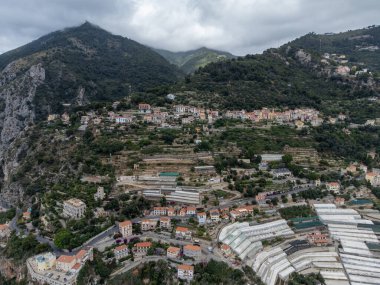 İtalyan Rivierası 'ndaki hava manzarası ve San Remo yakınlarındaki Ventimiglia, Grimaldi köyündeki Fransız-İtalyan sınırından gelen dağlar yukarıdan panoramik manzara.