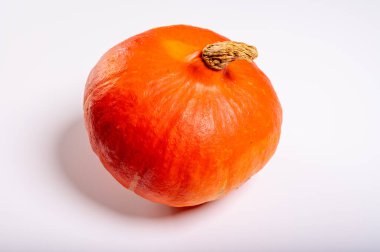 Hokkaido, portakal kabağını beyaz arka planda izole etti.