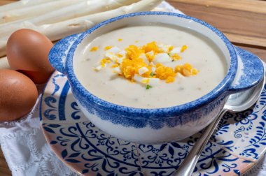 Bahar mevsimi, çiğ beyaz kuşkonmazdan ev yapımı krema çorbası pişmiş yumurta, yeni Hollanda hasadı, Alman beyaz kuşkonmazı.