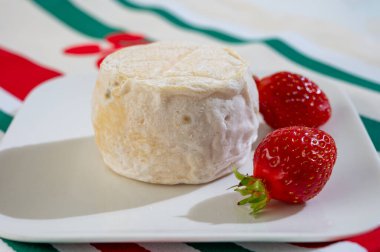 Peynir koleksiyonu, yumuşak koyunlar süt brebileri Fransa 'nın Bask Bölgesi' ndeki peynir çiftliğinde üretilen küflü Fransız peyniri ve Bask sembolleri, renkleri ve taze çilekli havlu.