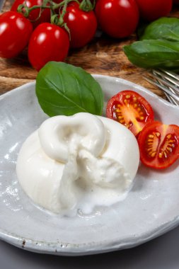 Taze İtalyan peyniri, beyaz burrata topları ya da mozzarella ve kremadan yapılmış burratina peyniri yemek.
