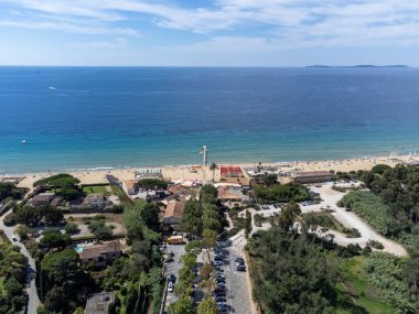 Botlardaki hava manzarası, Plage du Debarquement 'in berrak mavi suyu Cavalaire-sur-Mer ve La Croix-Valmer yakınlarındaki kumlu plaj, Fransız Riviera, Var, Provence, Fransa yaz tatili