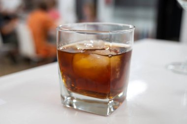 Buzlu şerili kremalı şarap tatma, Jerez de la Frontera, Cadiz, Endülüs, İspanya 'da servis edilen palomino beyaz üzümünden yapılmış Jeremy güçlendirilmiş şarap