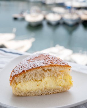 Fransız Riviera keki, Port Grimaud limanındaki yat limanında Tarte Tropezienne keki, Fransa 'nın Provence kentinde yaz tatili, kapanış.