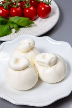 Taze İtalyan peyniri, beyaz burrata topları ya da mozzarella ve kremadan yapılmış burratina peyniri yemek.