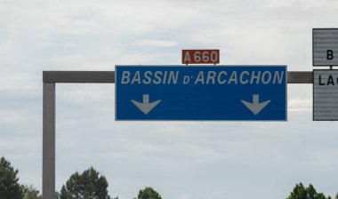 Yol tabelaları ve yönler, yazın Fransız yolunda araba kullanmak, turistlerin uğrak yerleri Fransız şehirleri ve köyleri, Fransa 'da farklı türde yollar, ulaşım ve trafik sıkışıklığı sorunları