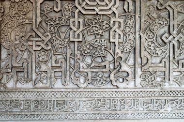 Eski şato, Sevilla ya da Granada, Endülüs, İspanya 'daki süslü renkli ortaçağ duvarları. Arapça mudejar stili süsleme arkaplan duvar kağıdı