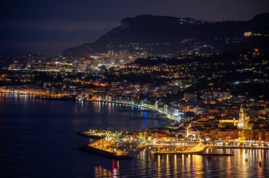 Fransız Rivierası 'nda gece manzarası, Menton' un eski şehir ışıkları ve mavi Akdeniz 'de Fransız-İtalyan sınırı, Monaco, Monte-Carlo, seyahat yeri, panoramik deniz manzarası