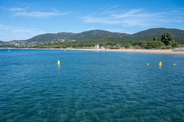 Sabah manzarası berrak mavi su ve Plage du Debarquement rıhtımında beyaz kumlu sahil Cavalaire-sur-Mer ve La Croix-Valmer, Fransız Riviera, Var, Fransa yaz tatili