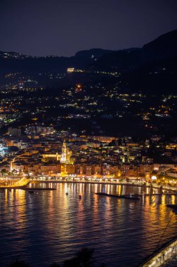 Fransız Rivierası 'nda gece manzarası, Menton' un eski şehir ışıkları ve mavi Akdeniz 'de Fransız-İtalyan sınırı, Monaco, Monte-Carlo, seyahat yeri, panoramik deniz manzarası