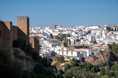 Ronda 'da yürüyüş, Endülüs' ün turistik kasabası, Pueblo Blanco beyaz köyü, İspanya. Tarihi binalar, dar sokaklar, duvarlar ve kale.