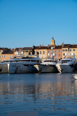 Saint-Tropez 'in eski limanı Fransız Rivierası' ndaki ünlü turistik köy, büyük yat tekneleri ve renkli evleri olan yaz tatili, Fransa