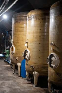 Hasattan sonra, mağaralardaki kilitlerle ilk fermantasyon devam ediyor, Moezel, Mosel nehri kıyısındaki Lüksemburg 'un güney kesiminde geleneksel köpüklü şarap üretim metodu. Şarap turu.