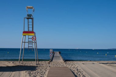 Sabah manzarası berrak mavi su ve Plage du Debarquement rıhtımında beyaz kumlu sahil Cavalaire-sur-Mer ve La Croix-Valmer, Fransız Riviera, Var, Fransa yaz tatili