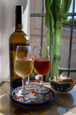 Sherry fino, manzanilla, olorosso şarabı, Jerez de la Frontera, Cadiz, Endülüs, İspanya 'nın eski kesimindeki Endülüs evinde servis edilen palomino beyaz üzümünden yapılmış güçlendirilmiş şarap.