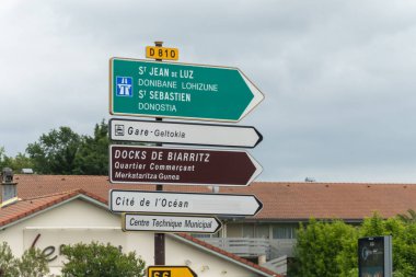 Yol tabelaları ve yönler, yazın Fransız yolunda araba kullanmak, turistlerin uğrak yerleri Fransız şehirleri ve köyleri, Fransa 'da farklı türde yollar, ulaşım ve trafik sıkışıklığı sorunları